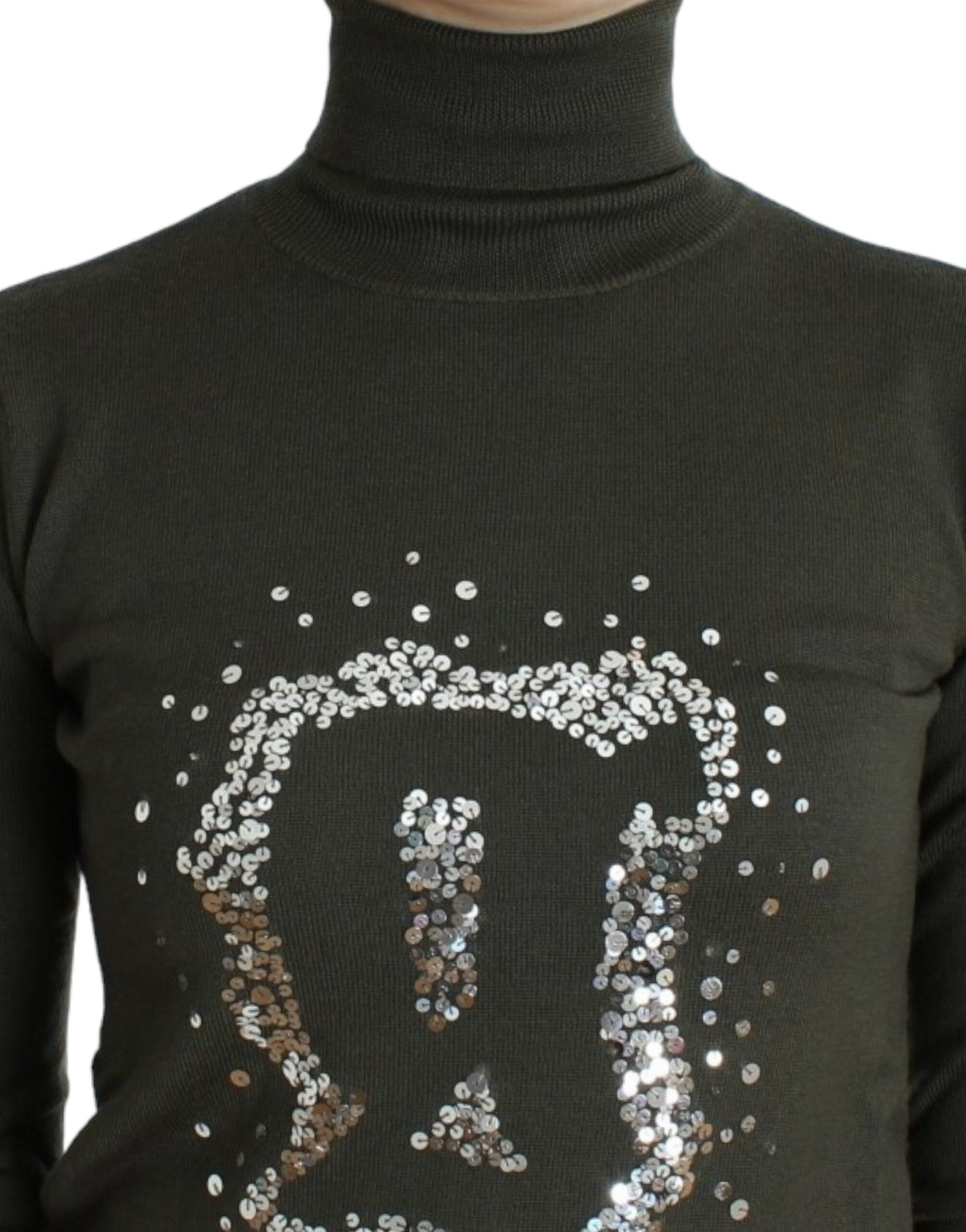 Chic green turtleneck sweater made of virgin wool