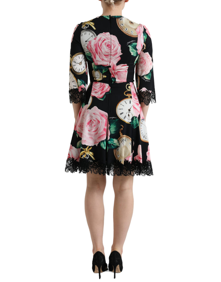 Schwarzes Kleid mit floraler Verzierung aus Spitze in A-Linie