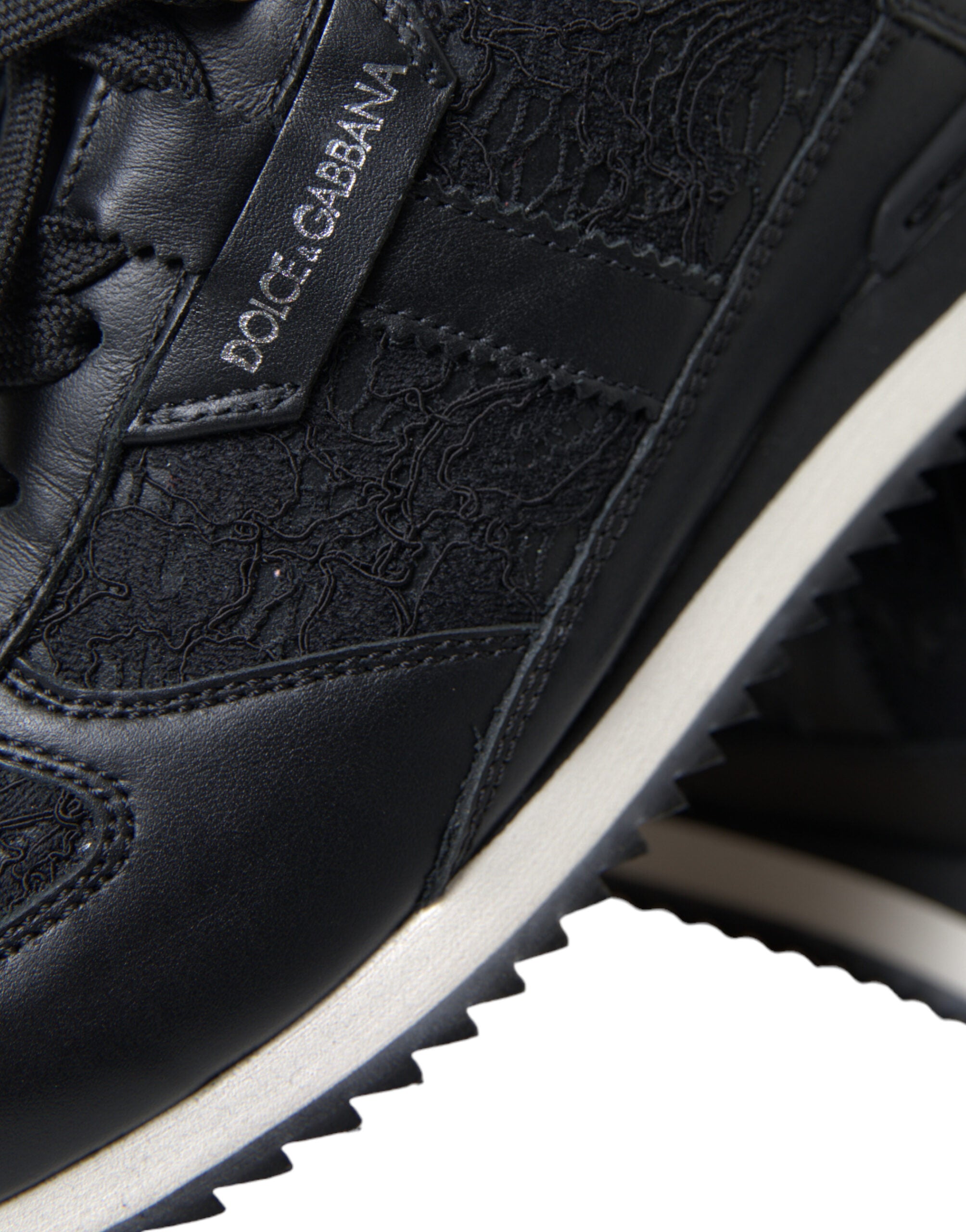 Elegant black classic sneakers