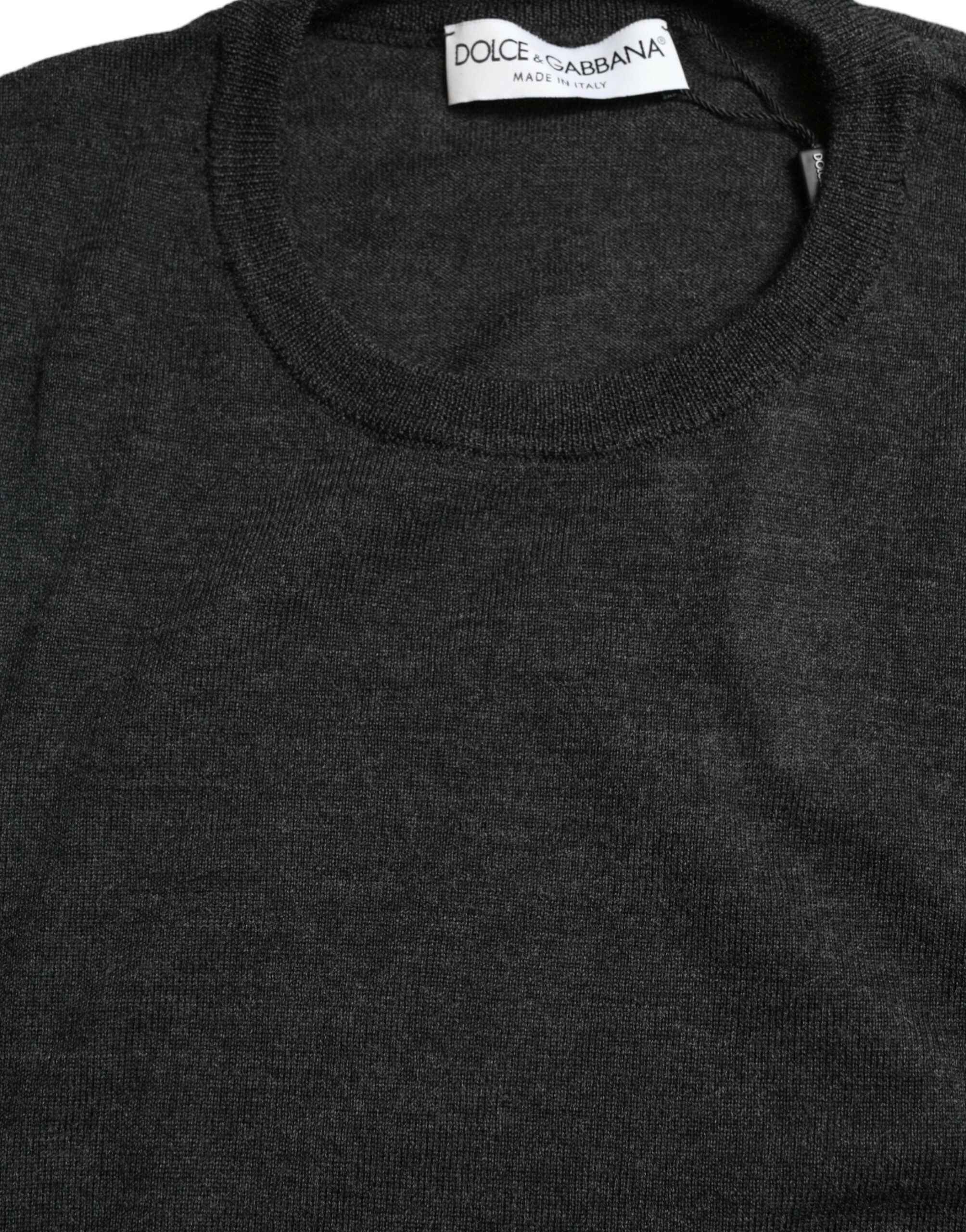 Elegant sweater made of grey wool