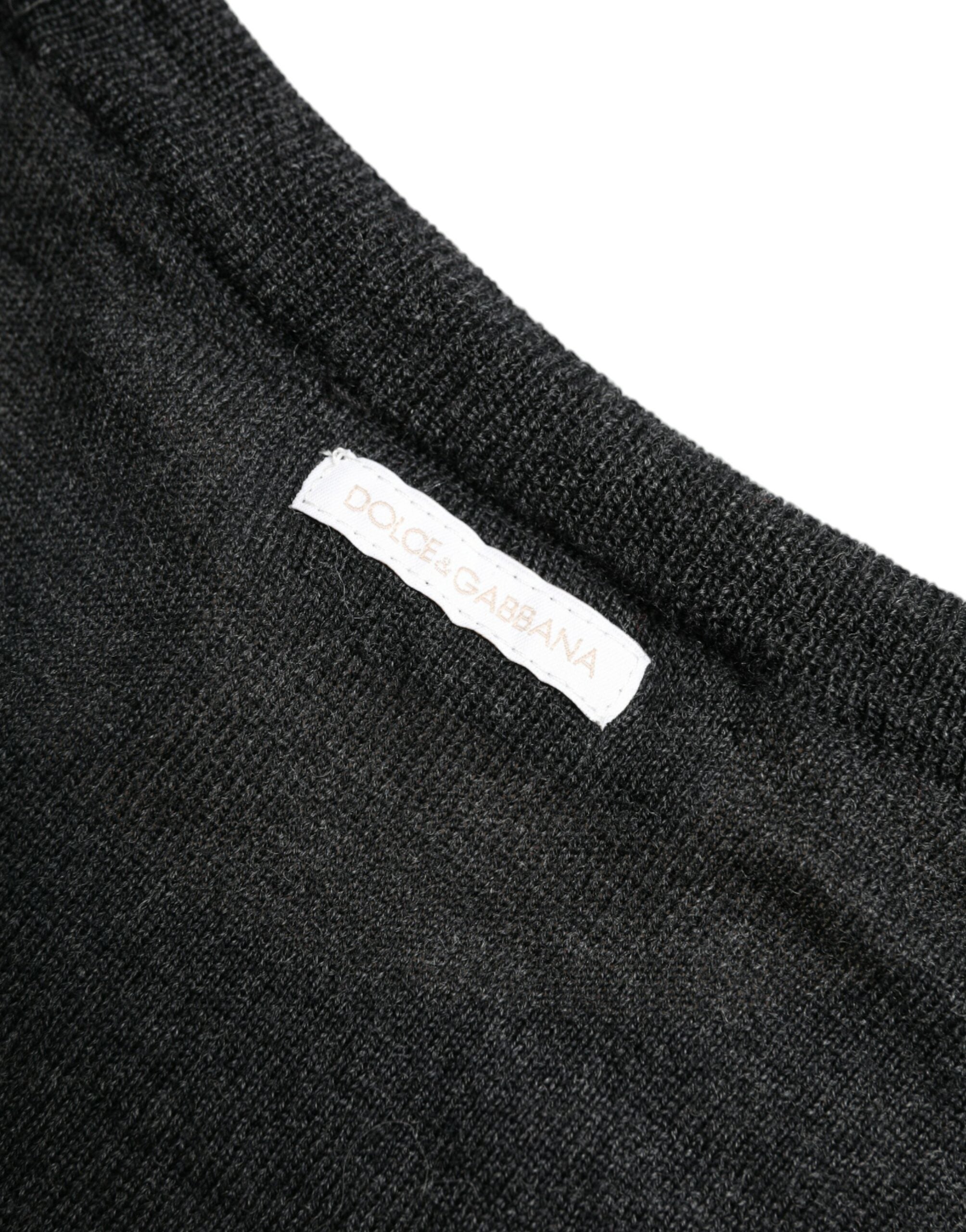 Elegant sweater made of grey wool