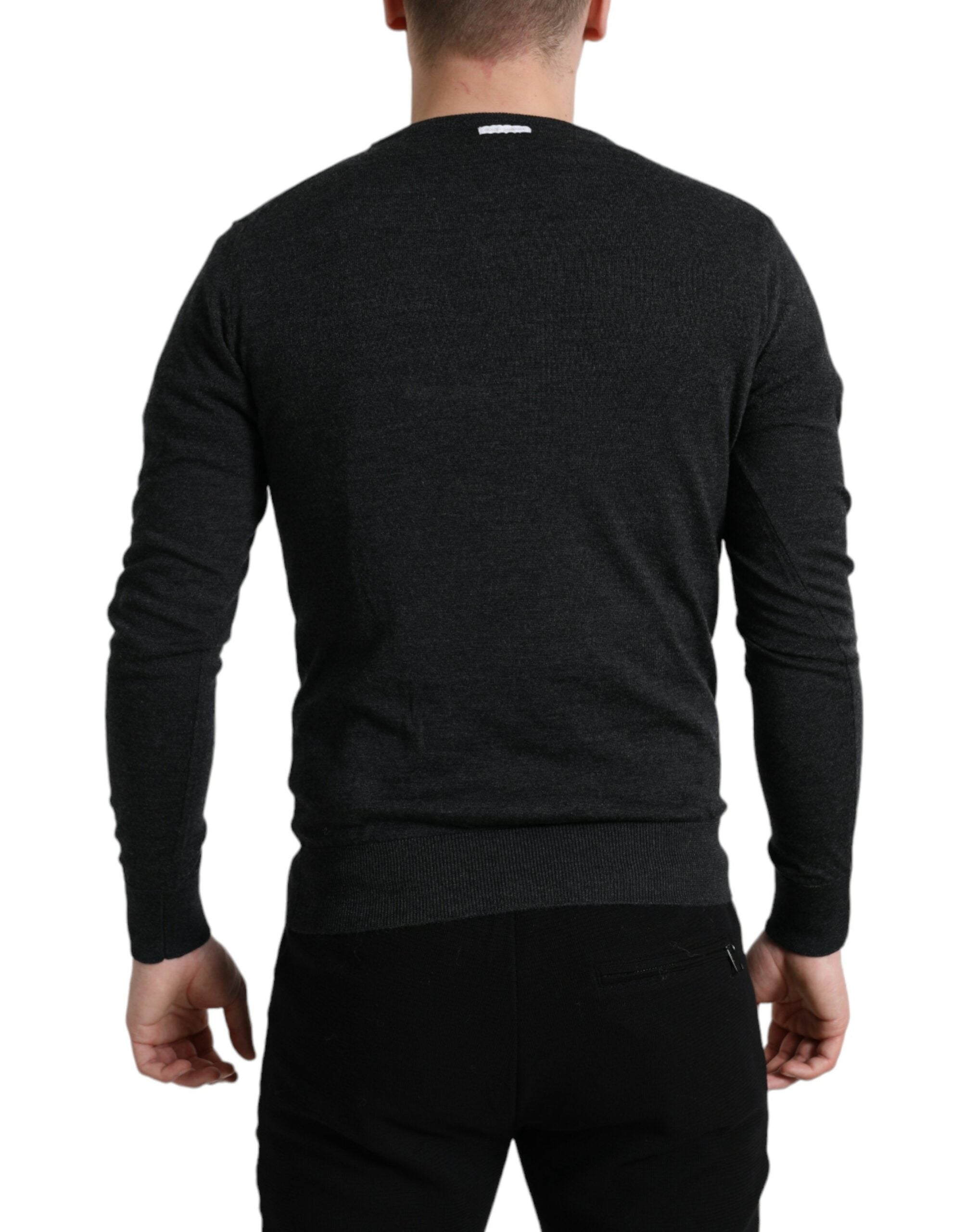 Elegant sweater made of grey wool