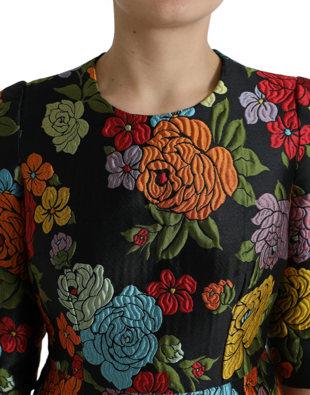 Schwarzes knielanges Kleid mit Blumenstickerei
