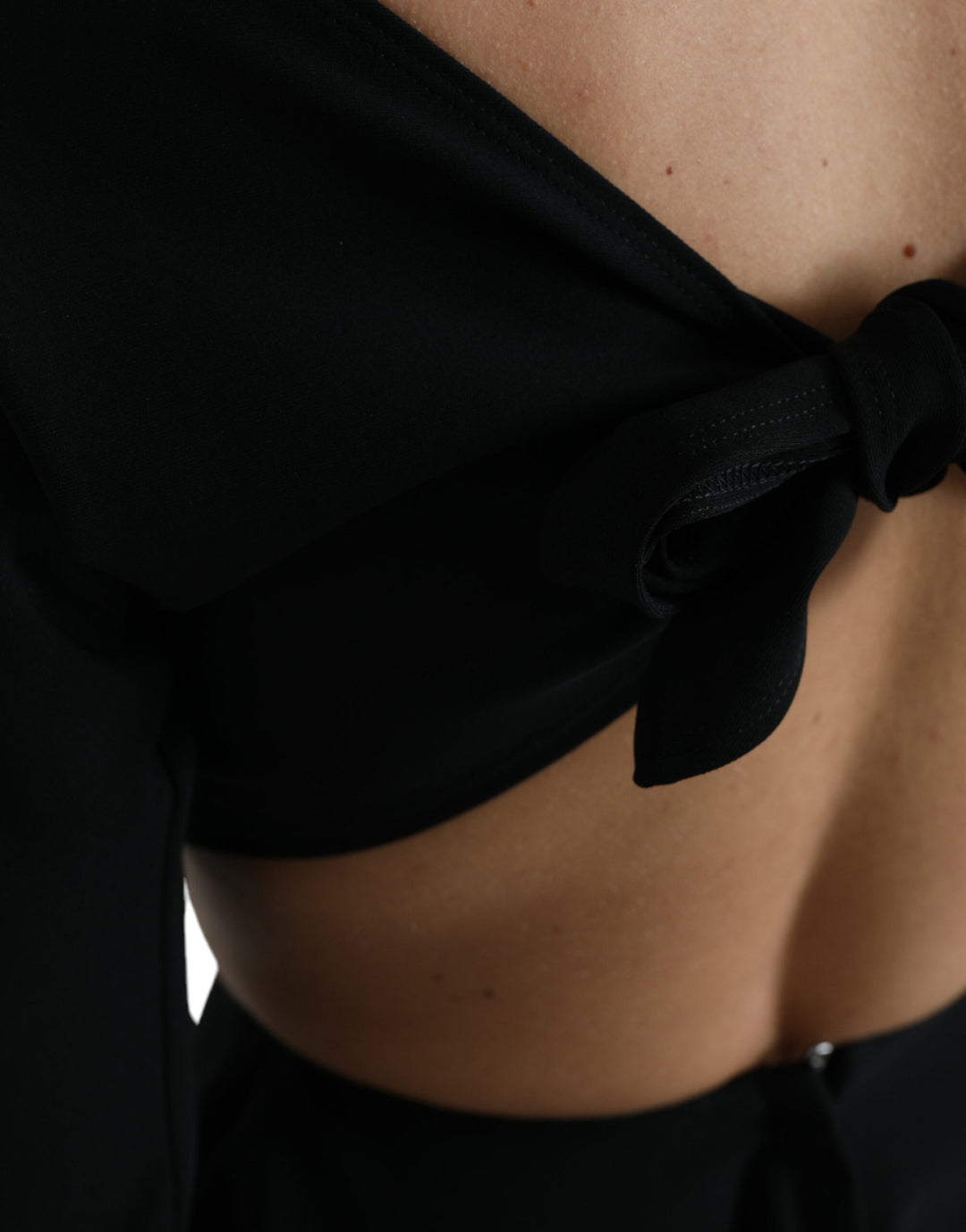 Schwarzes Minikleid aus Viskose mit langen Ärmeln und Ausschnitt