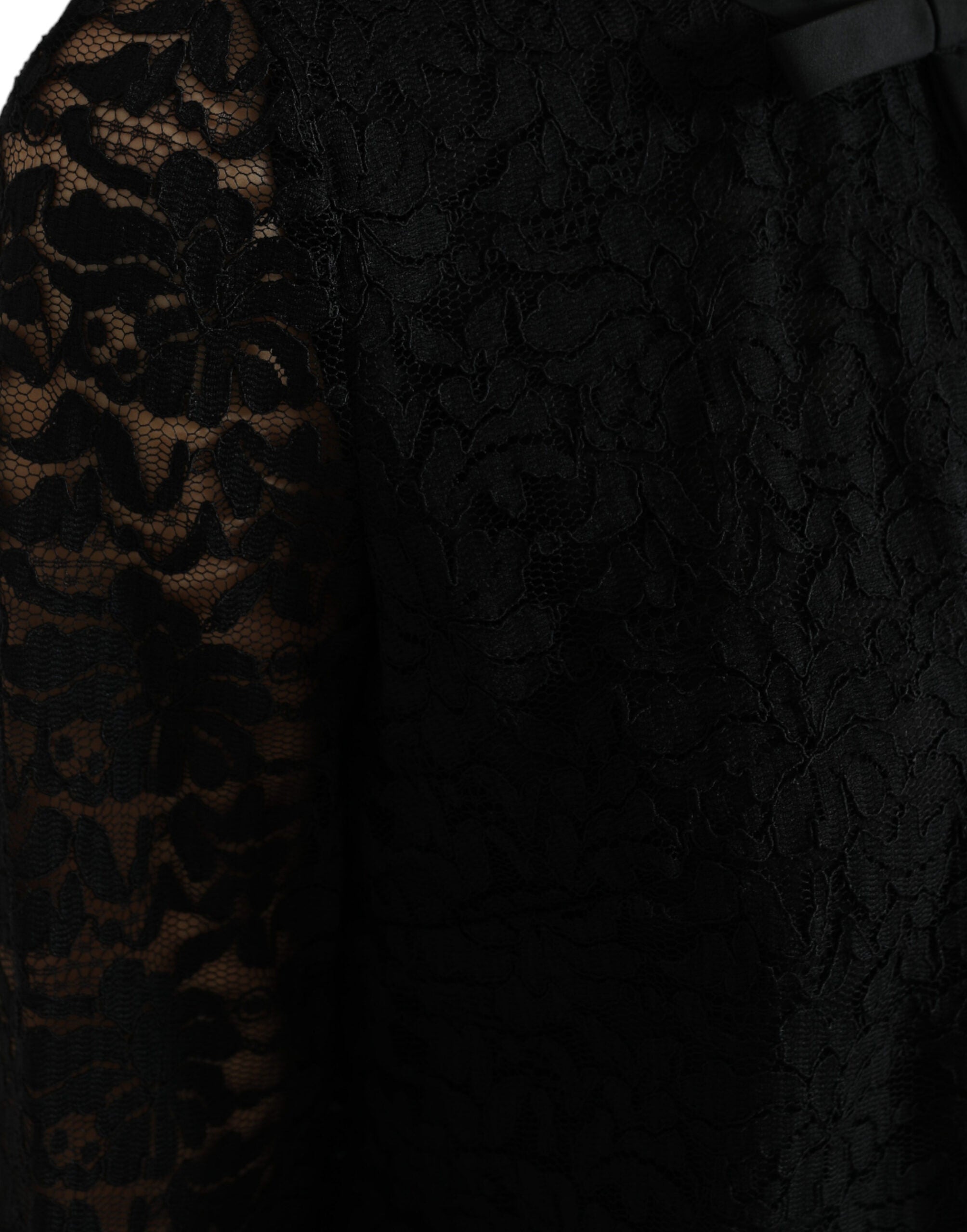 Elegant long-sleeved top made of floral lace