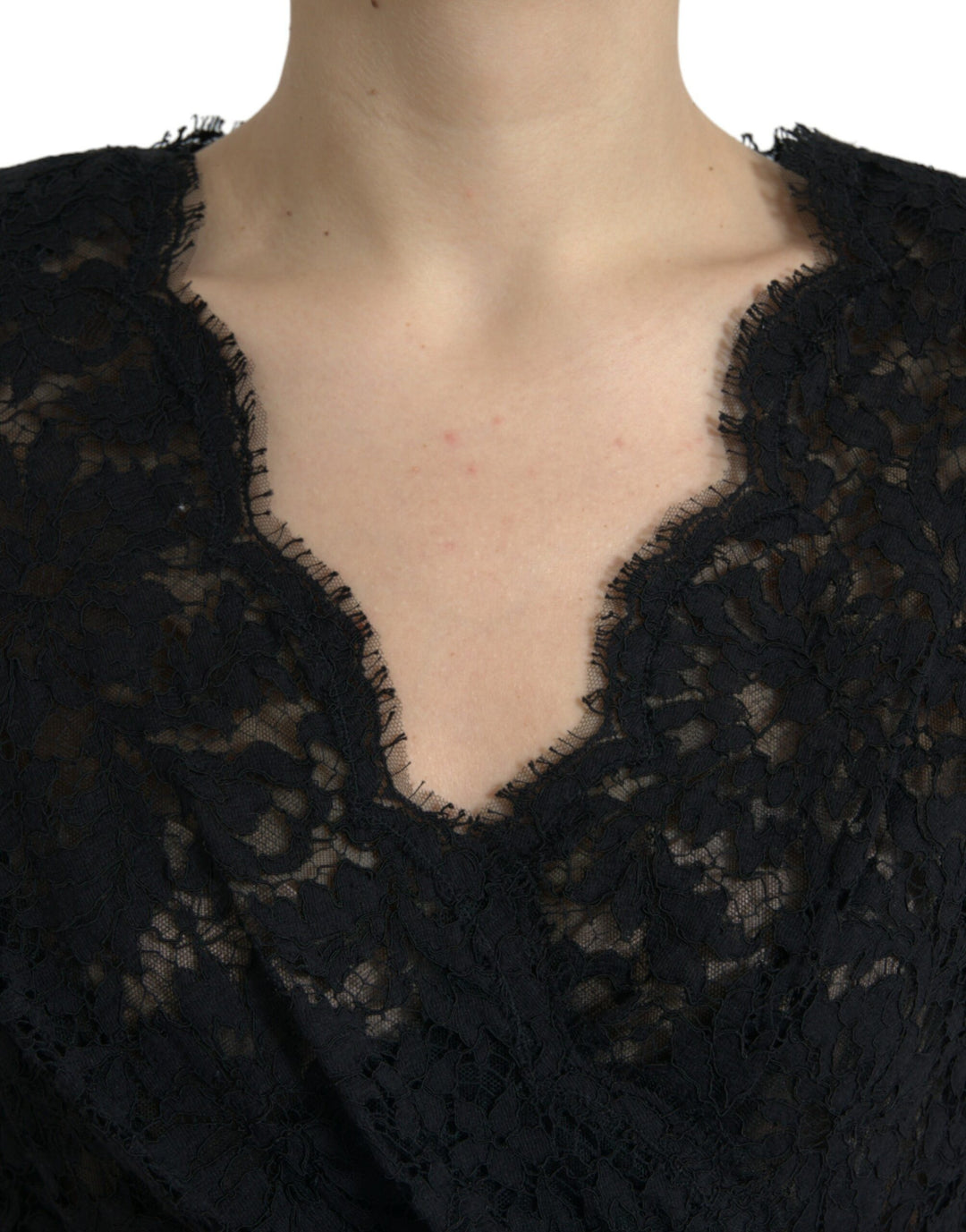 Elegant black mini dress made of floral lace