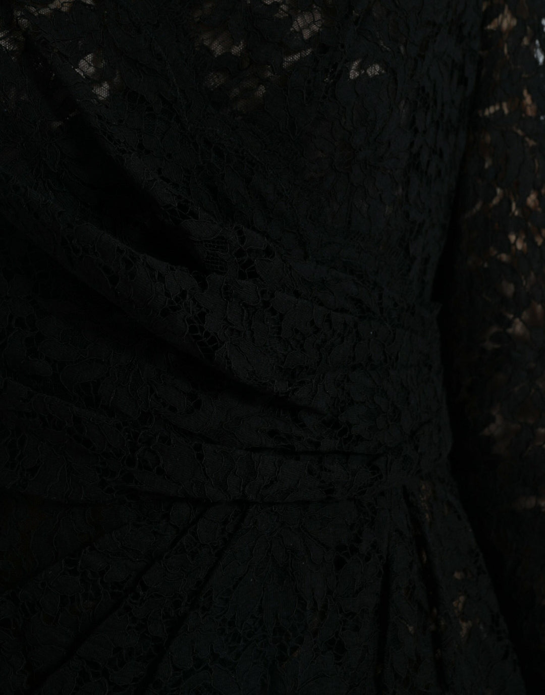 Elegant black mini dress made of floral lace