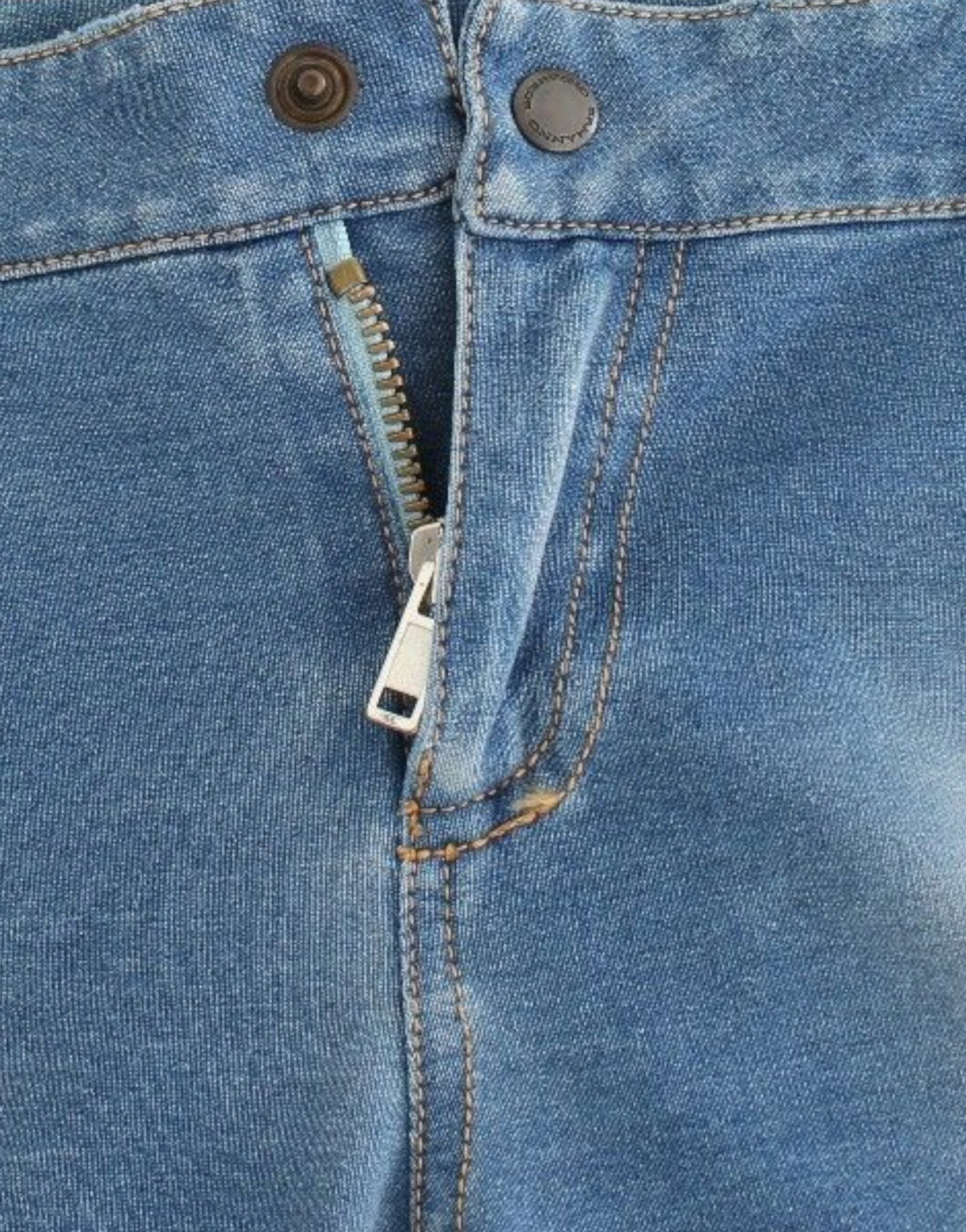Chic blue capri jeans for elegant summer months