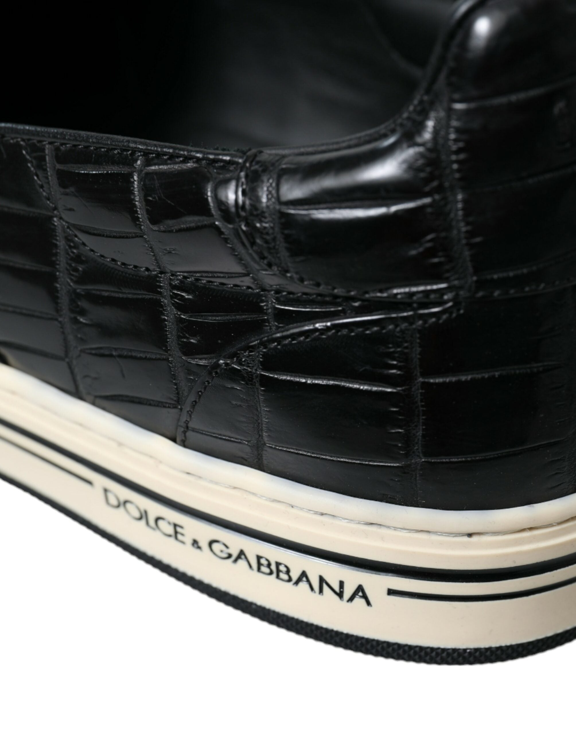 Elegant low-top sneakers made of crocodile leather