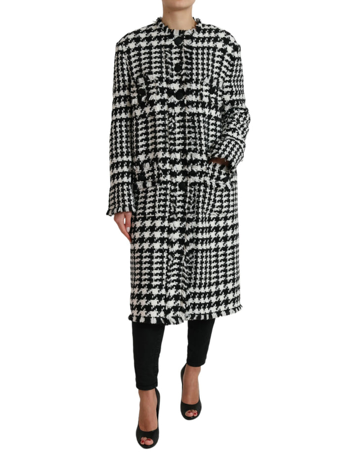 Elegant long trench coat with houndstooth pattern