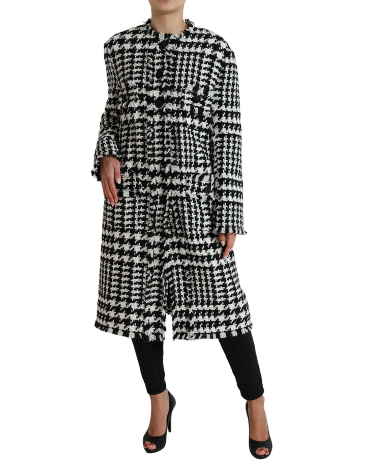 Elegant long trench coat with houndstooth pattern