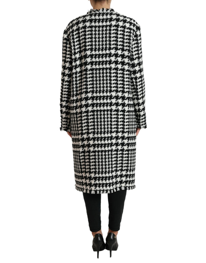 Elegant long trench coat with houndstooth pattern