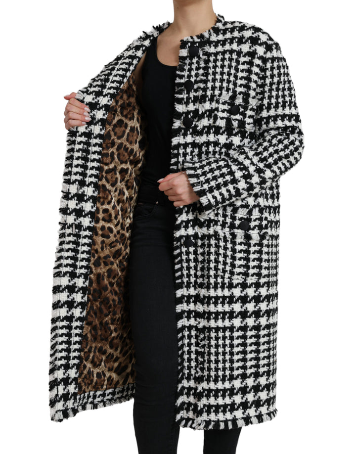 Elegant long trench coat with houndstooth pattern