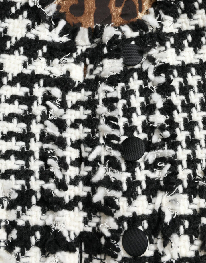 Elegant long trench coat with houndstooth pattern