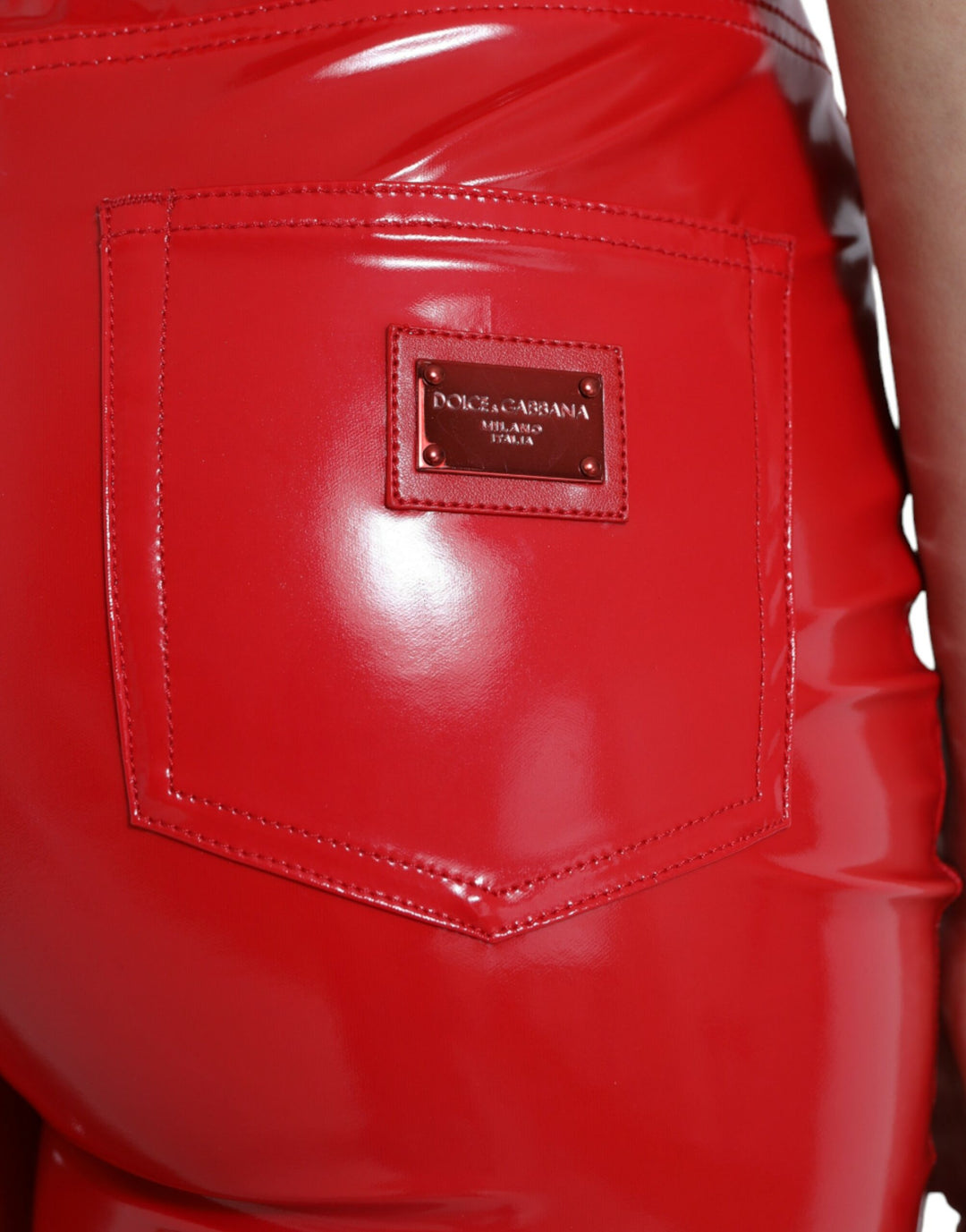 Glänzende rote Skinny-Hose mit hoher Taille