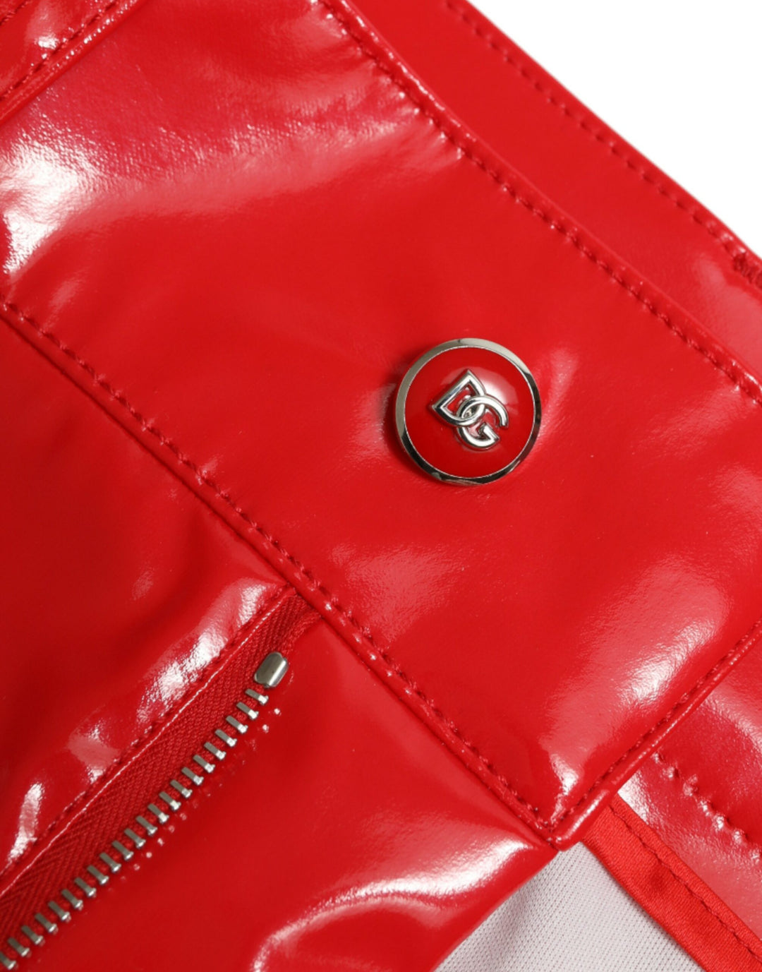 Glänzende rote Skinny-Hose mit hoher Taille