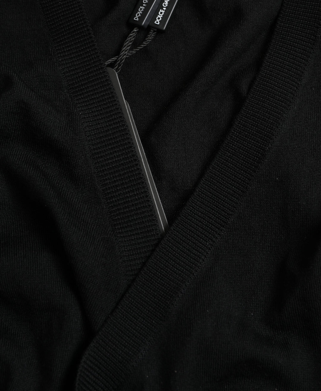 Schwarzer Wollpullover mit V-Ausschnitt und gekreuztem Kragen