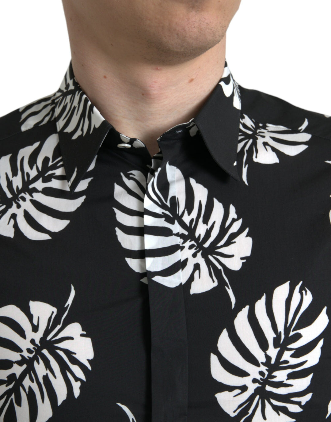Elegant slim-fit shirt with leaf print