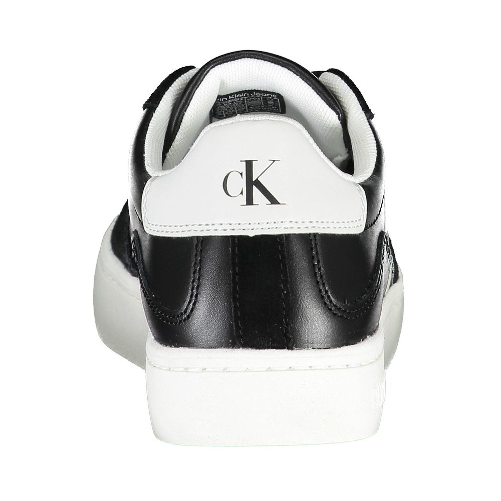 Calvin Klein Schlichte schwarze Schnürsenkel-Sneakers mit kontrastierenden Details