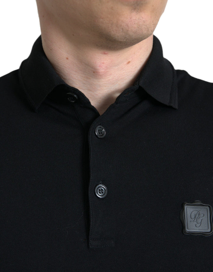 Schwarzes Logo-Kragen-T-Shirt mit kurzen Ärmeln