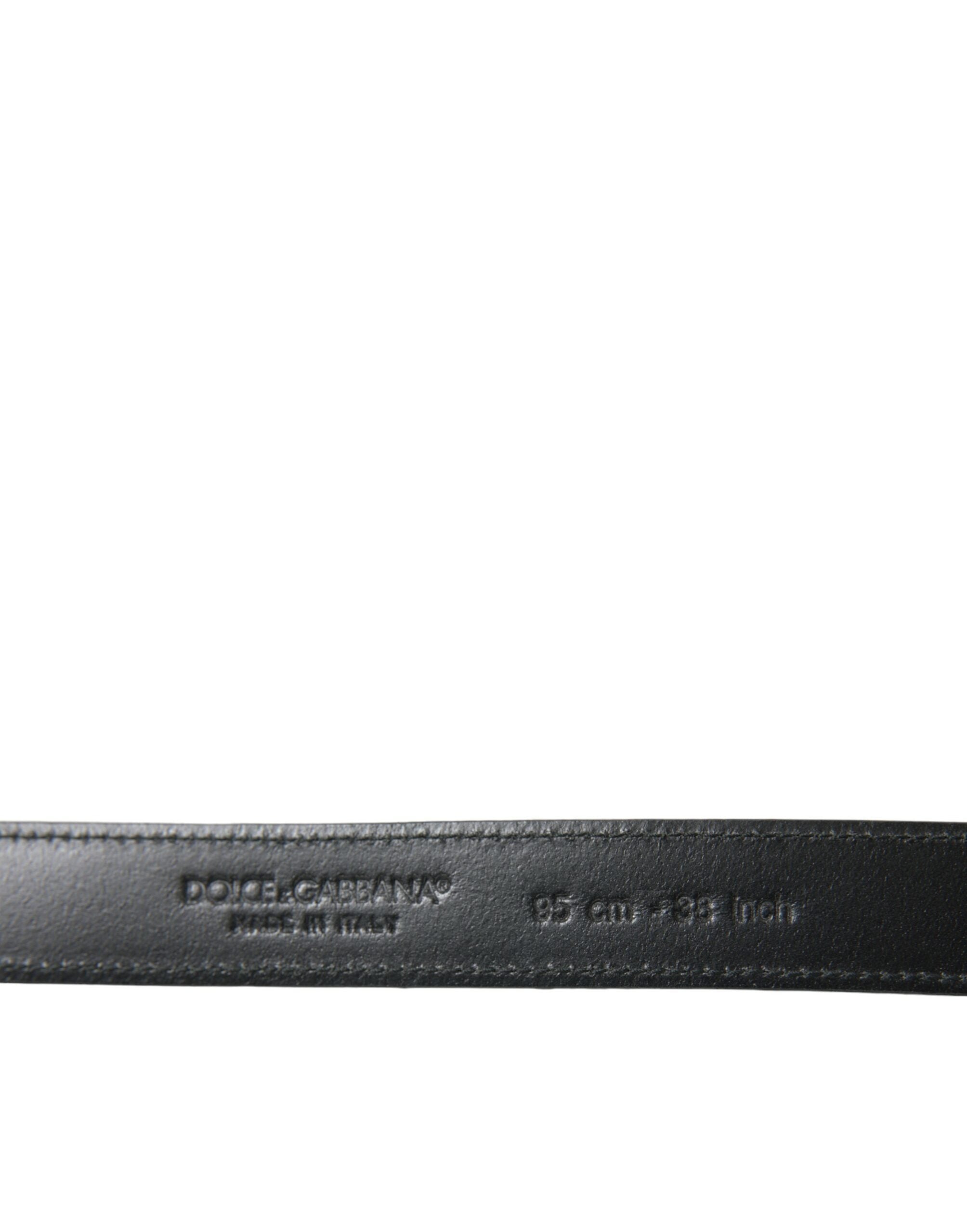 Elegant leather belt with metal buckle