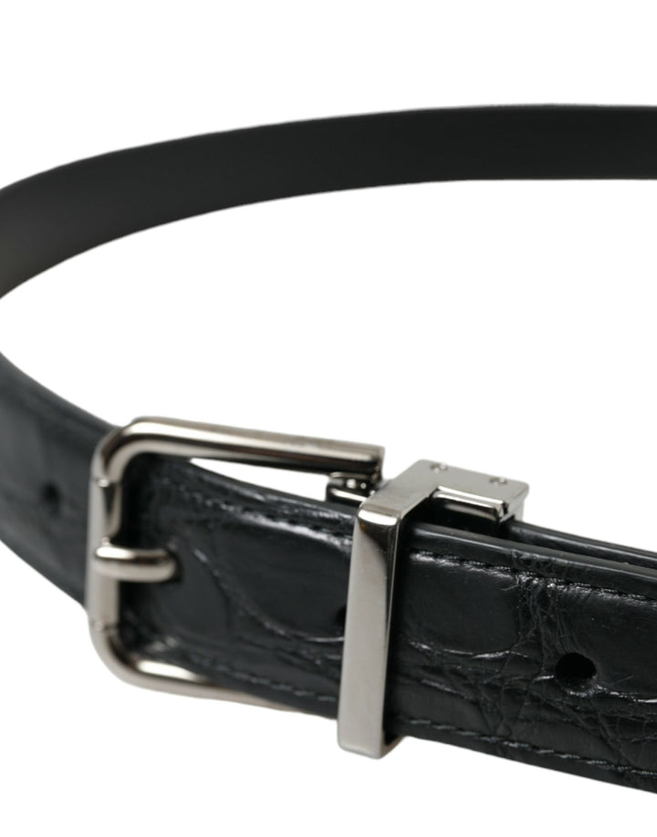 Elegant leather belt with metal buckle