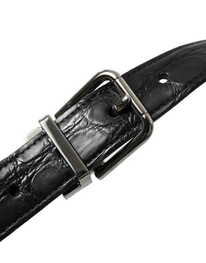 Elegant leather belt with metal buckle