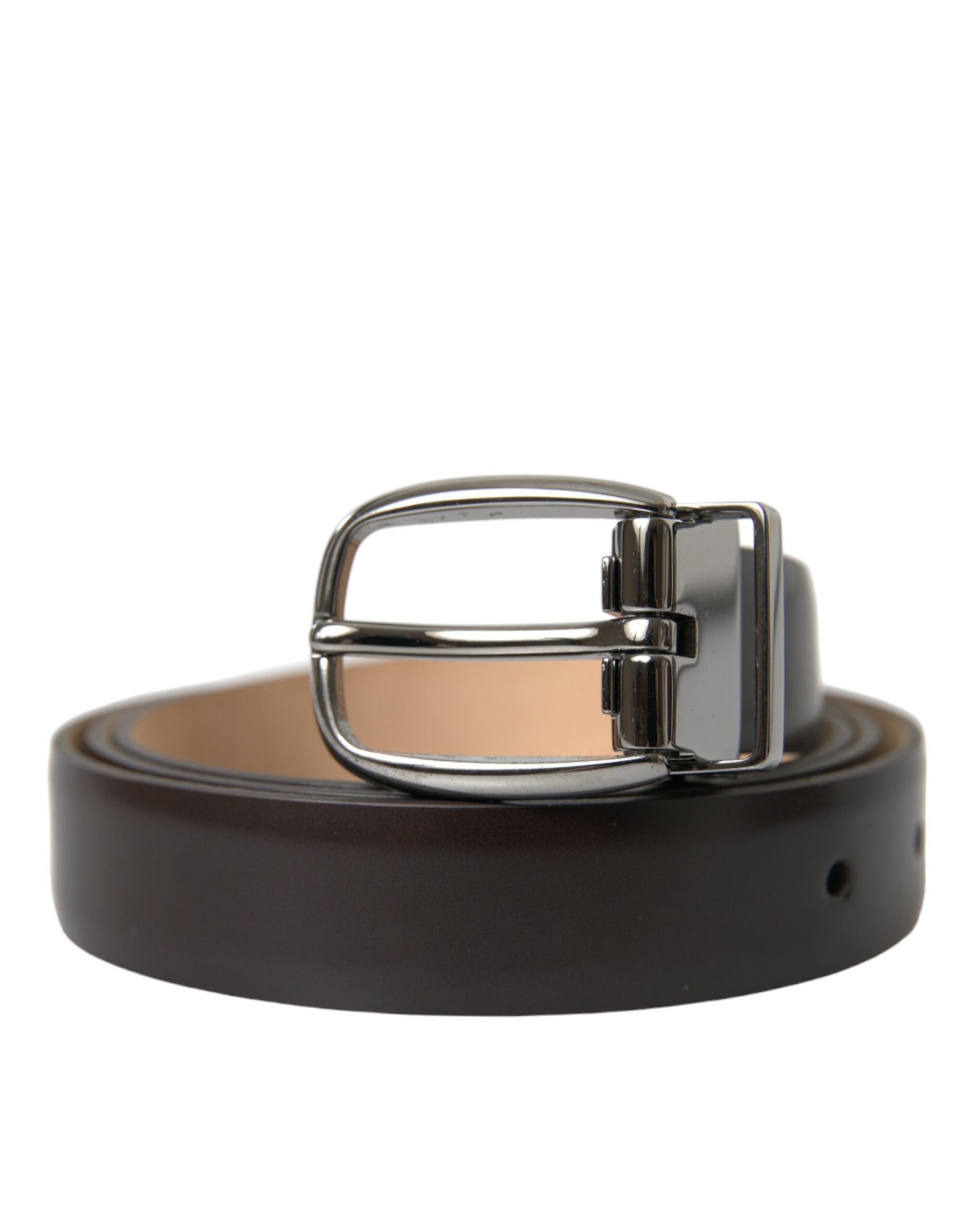 Elegant leather belt with eye-catching buckle