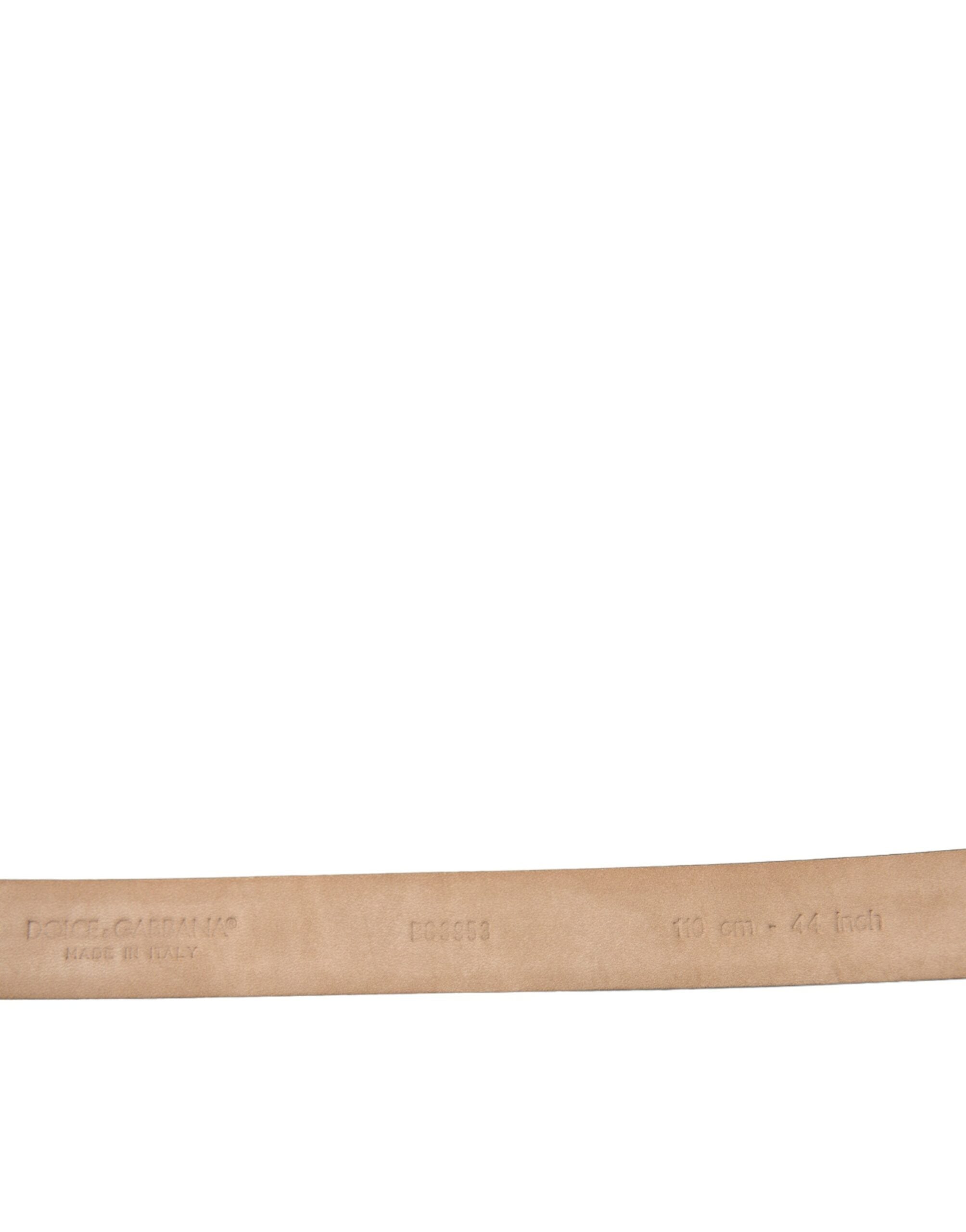 Elegant leather belt with eye-catching buckle