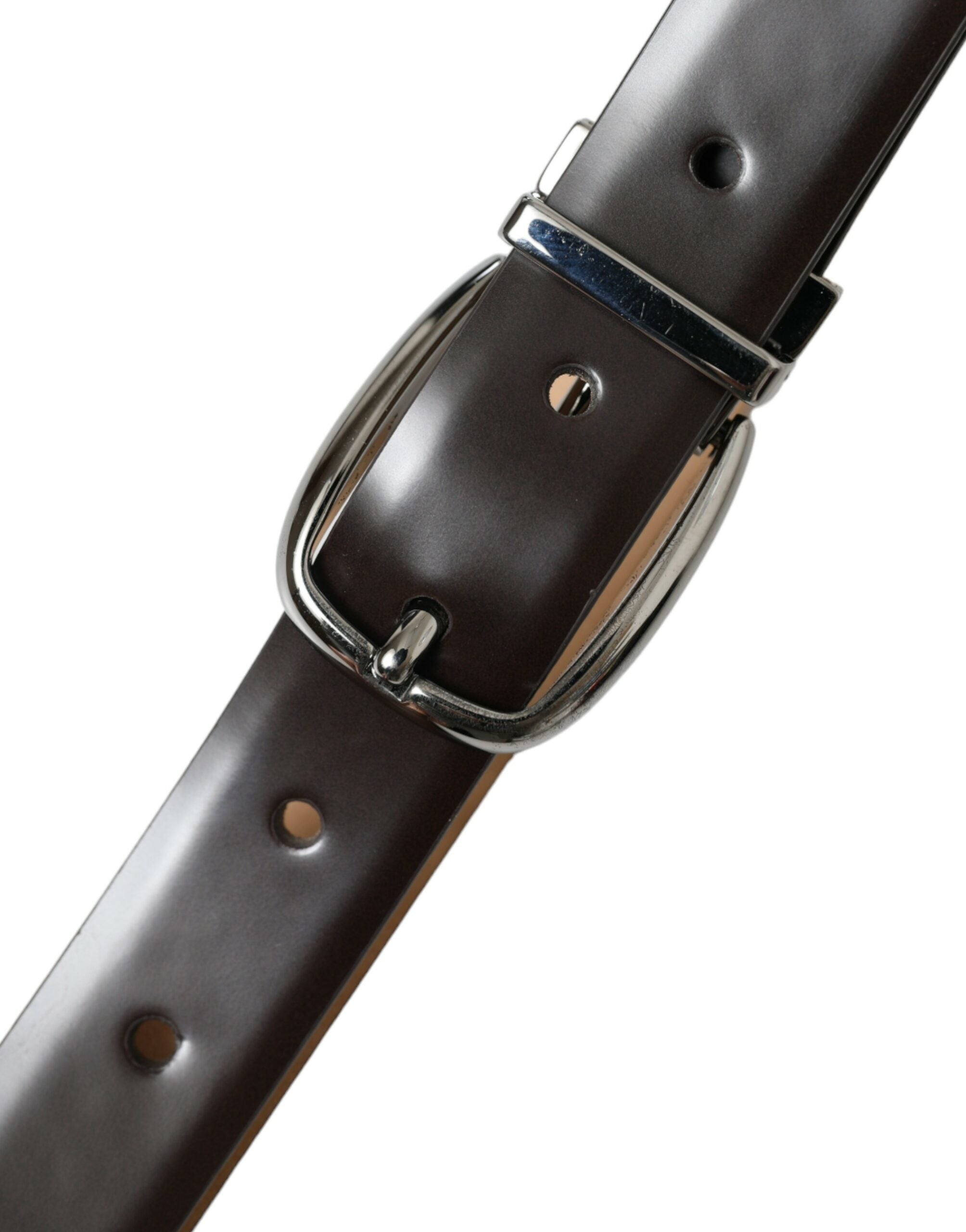 Elegant leather belt with eye-catching buckle