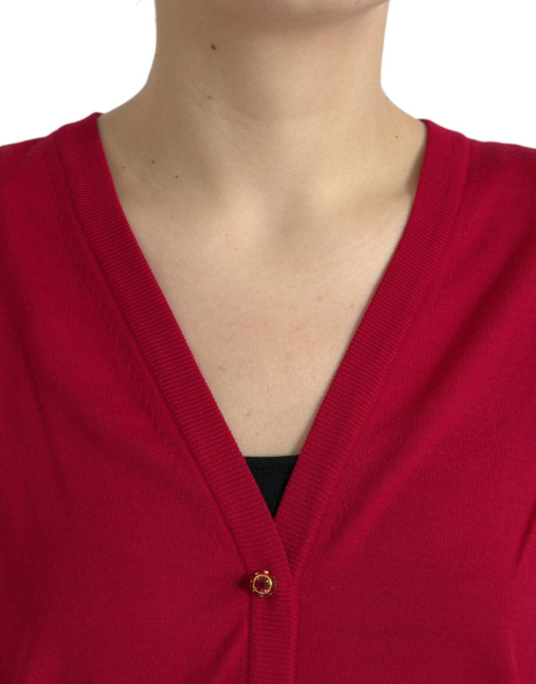 Roter Wollpullover mit V-Ausschnitt und Knopfleiste