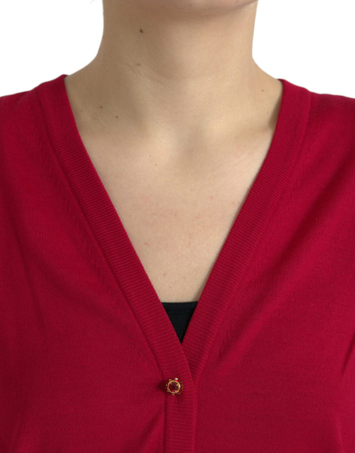 Roter Wollpullover mit V-Ausschnitt und Knopfleiste