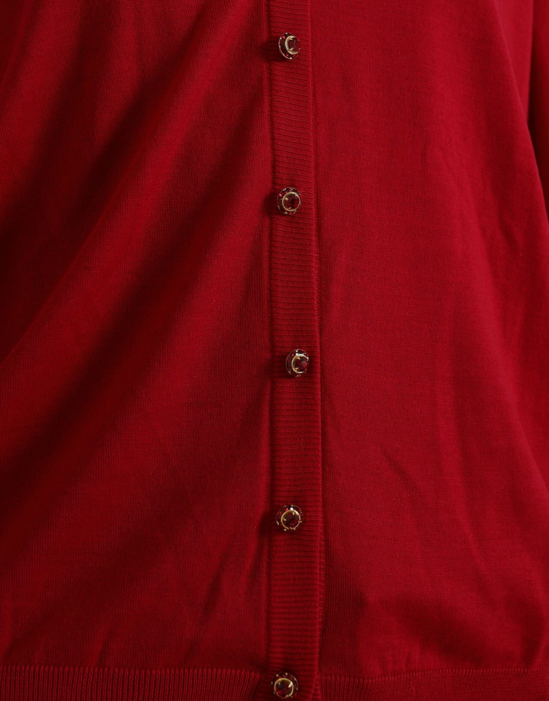 Roter Wollpullover mit V-Ausschnitt und Knopfleiste