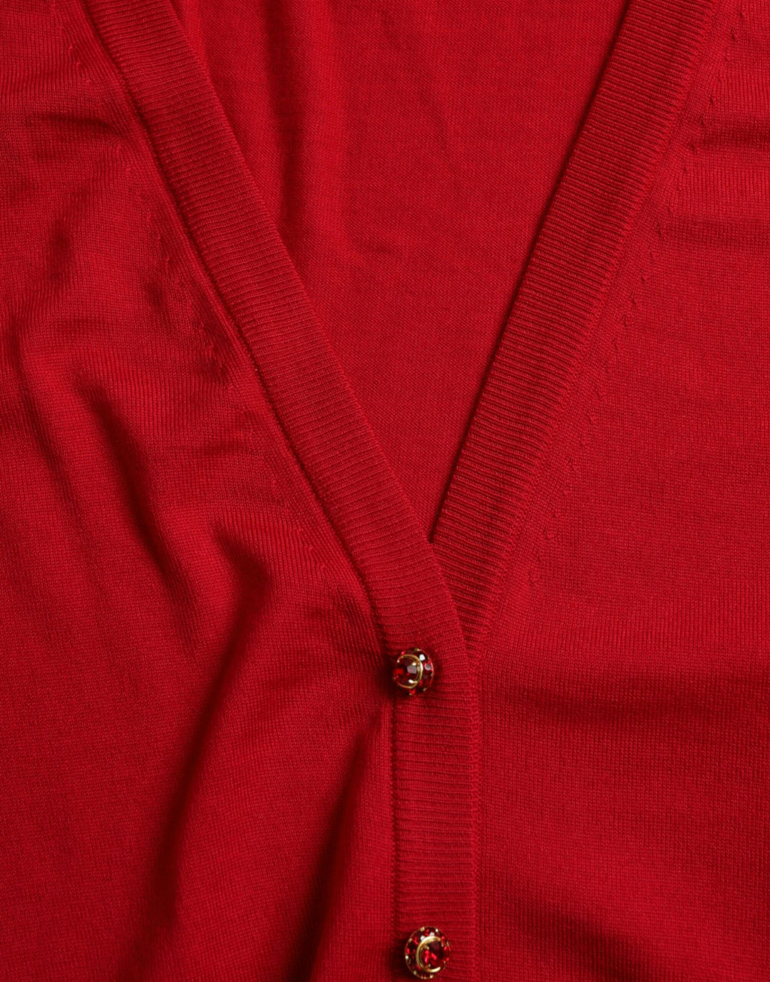 Roter Wollpullover mit V-Ausschnitt und Knopfleiste