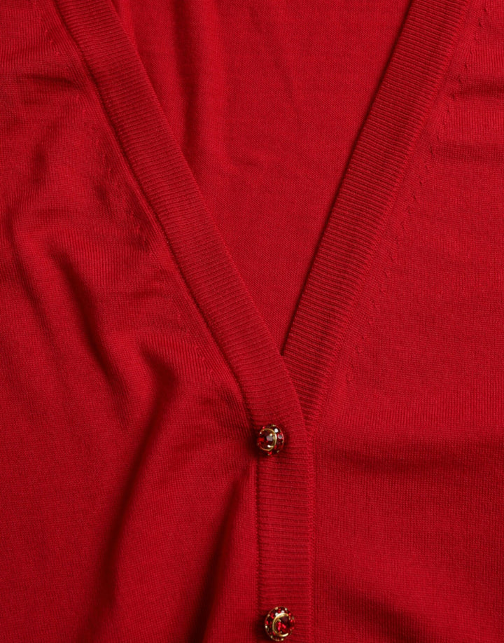 Roter Wollpullover mit V-Ausschnitt und Knopfleiste