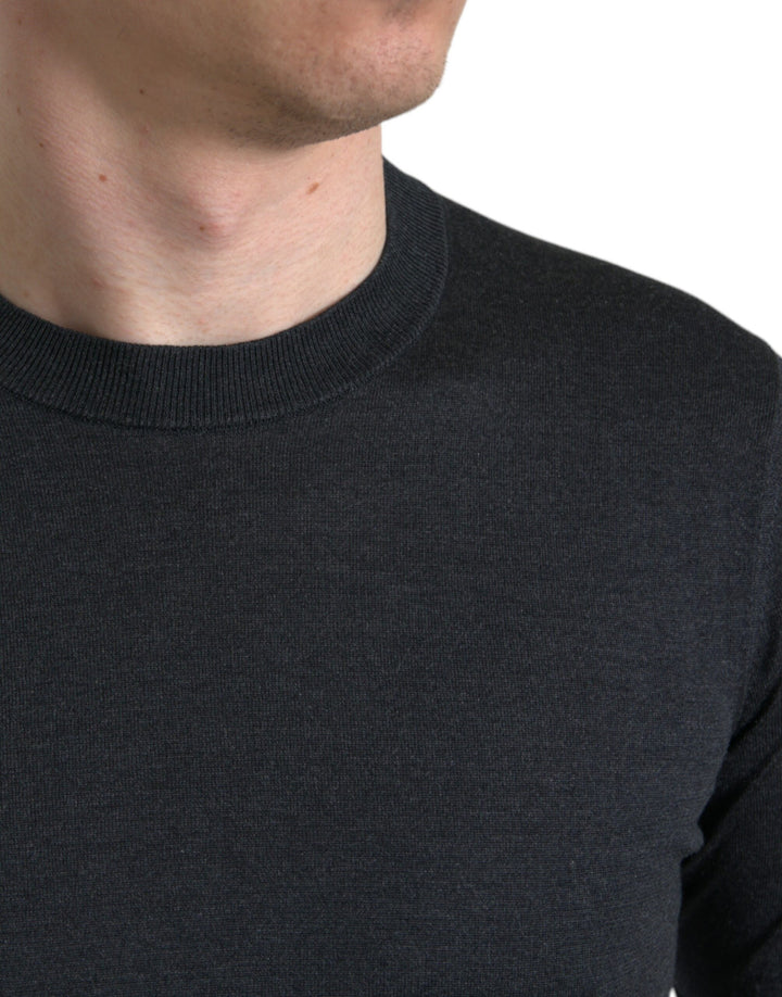 Dunkelgraues T-Shirt mit Rundhalsausschnitt und kurzen Ärmeln