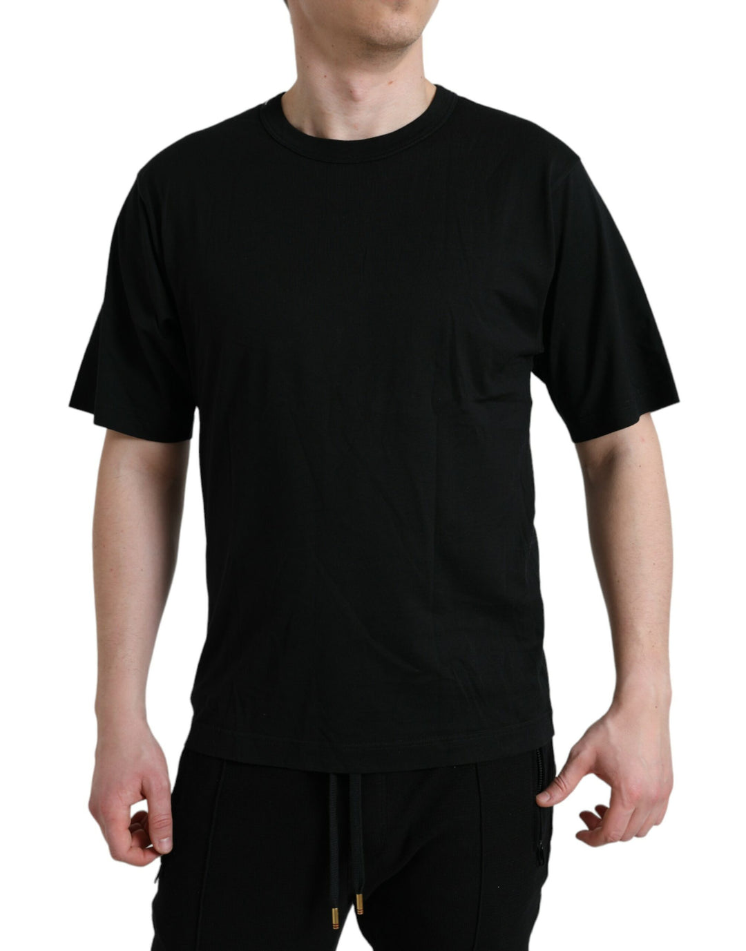 Schwarzes T-Shirt mit Rundhalsausschnitt und kurzen Ärmeln mit Logo-Prägung