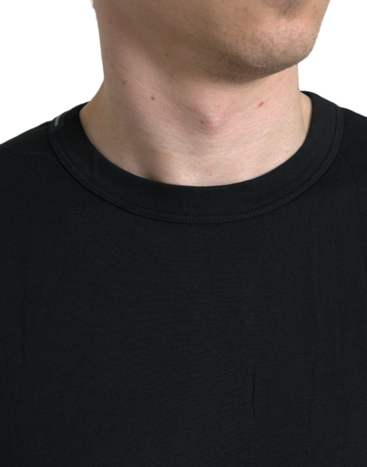 Schwarzes T-Shirt mit Rundhalsausschnitt und kurzen Ärmeln mit Logo-Prägung