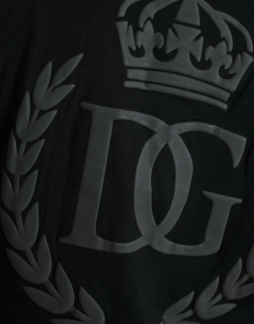 Schwarzes T-Shirt mit Rundhalsausschnitt und kurzen Ärmeln mit Logo-Prägung