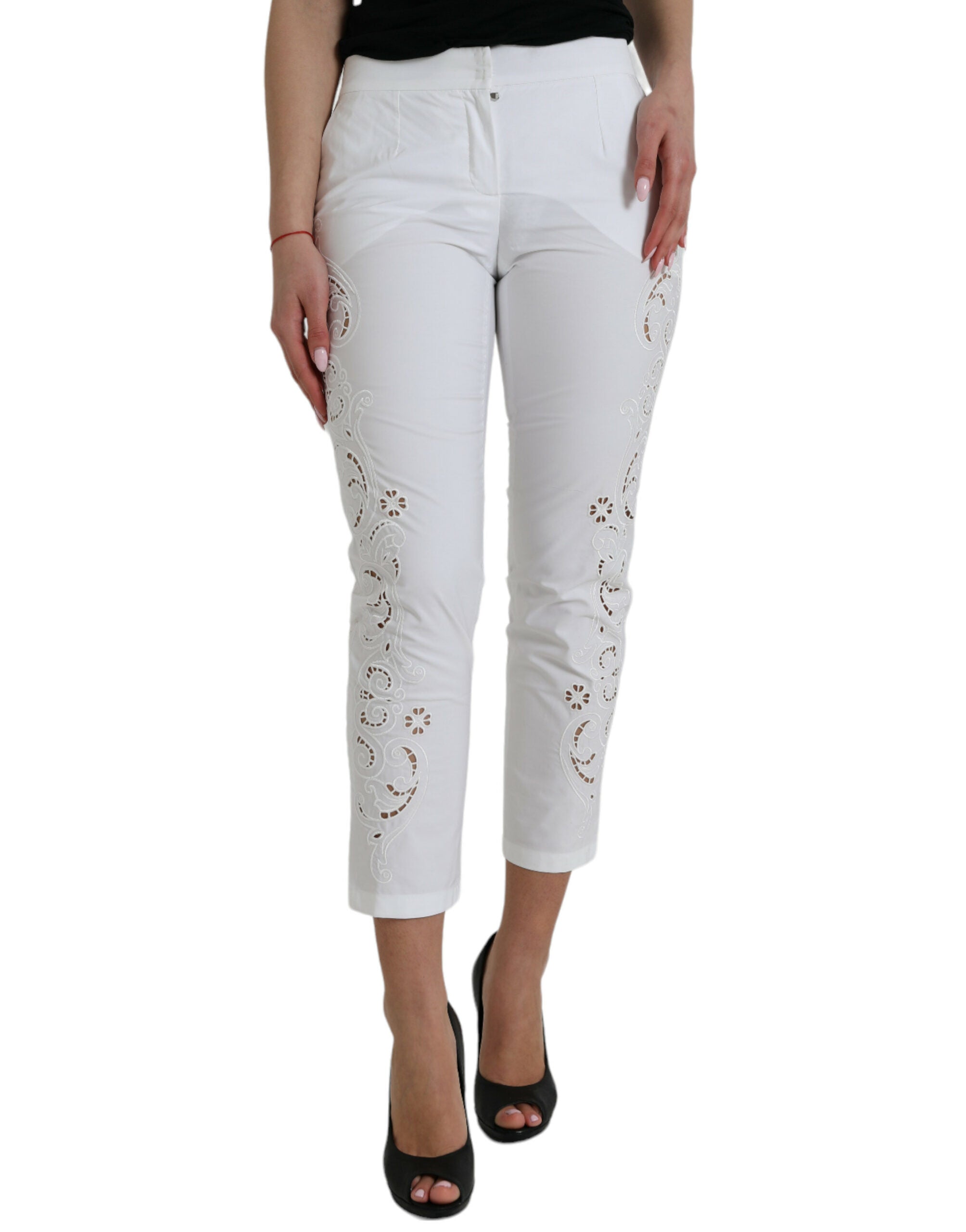Elegant white tapered trousers with a mid-waist