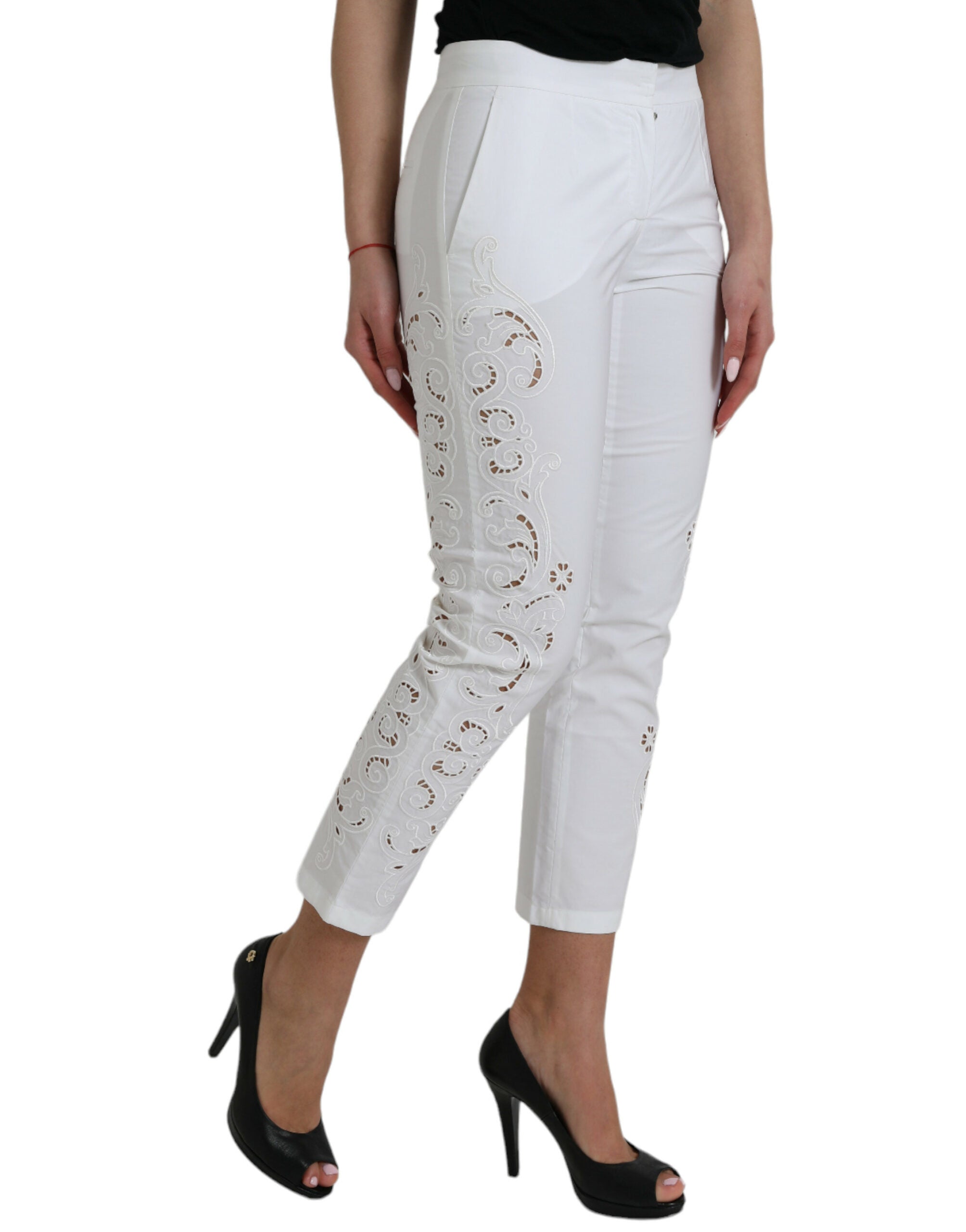 Elegant white tapered trousers with a mid-waist