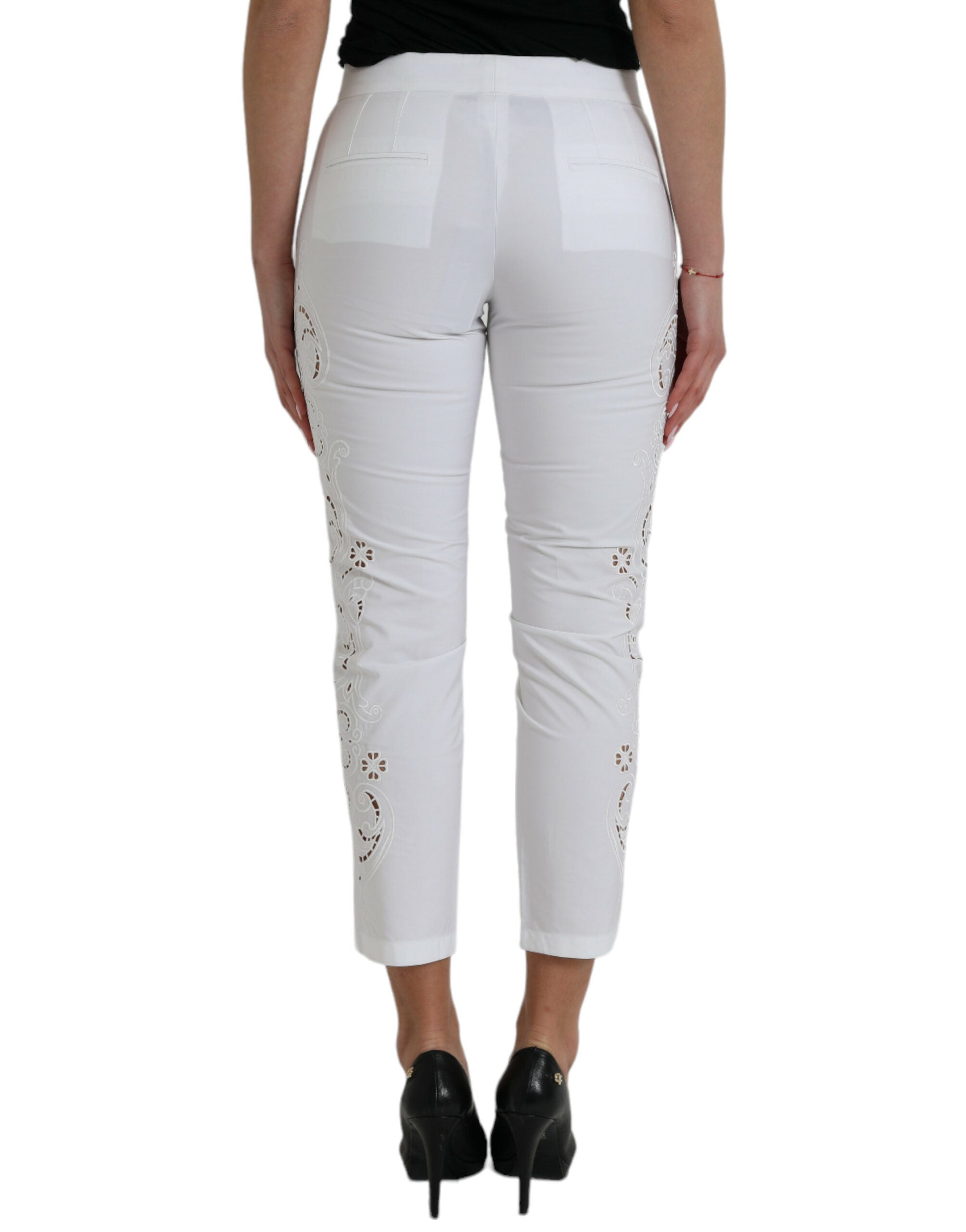 Elegant white tapered trousers with a mid-waist