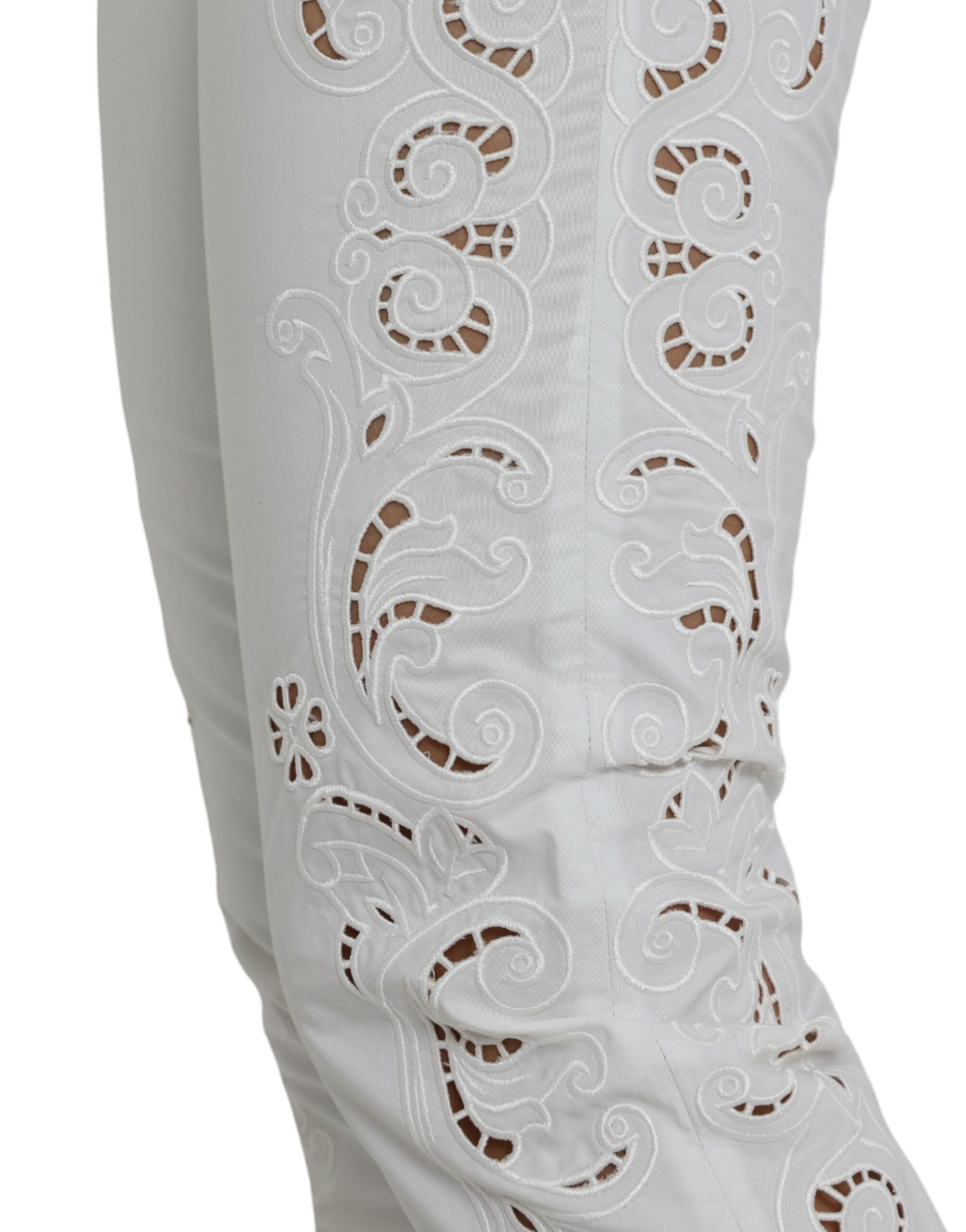 Elegant white tapered trousers with a mid-waist