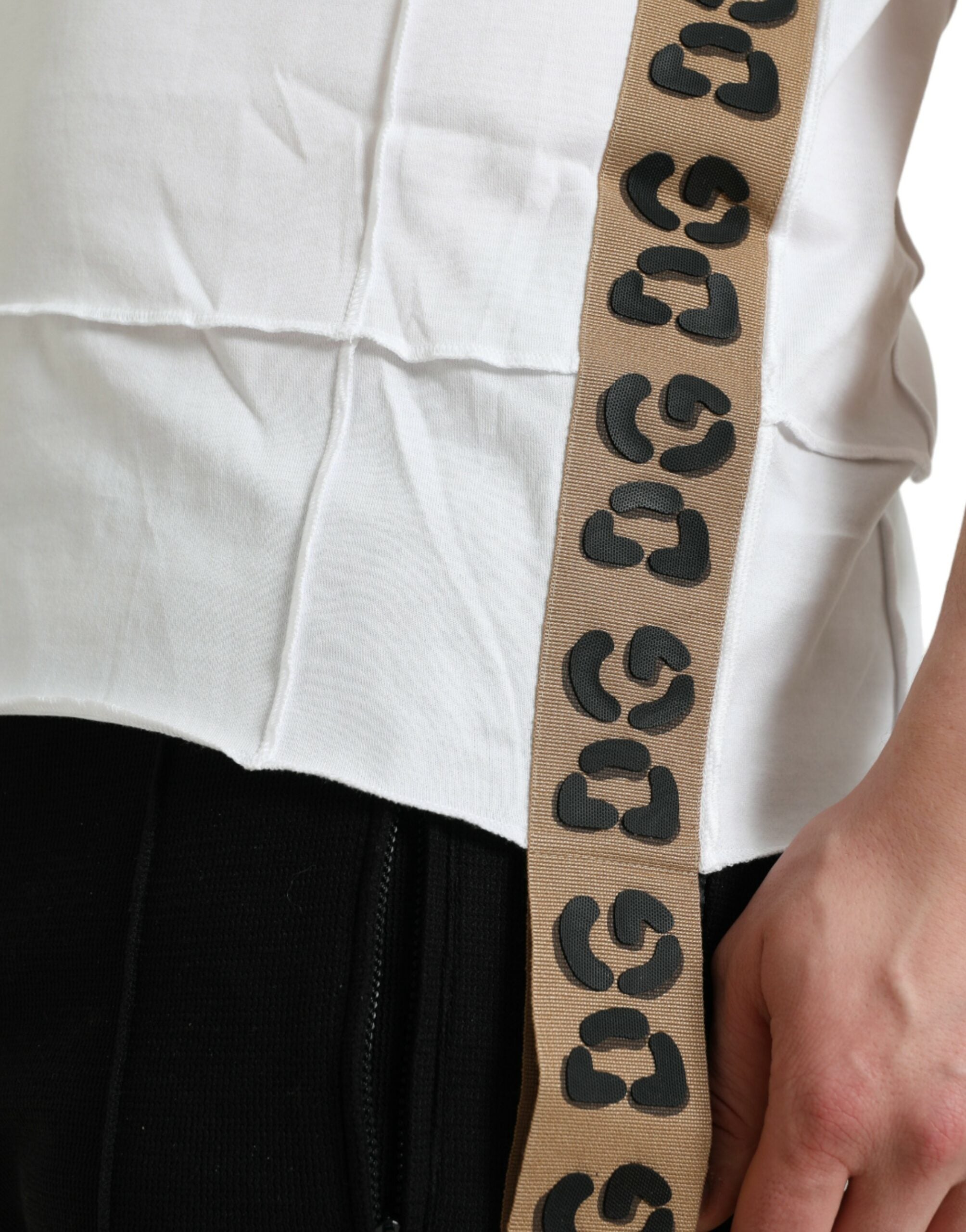White logo T-shirt with round neck and short sleeves