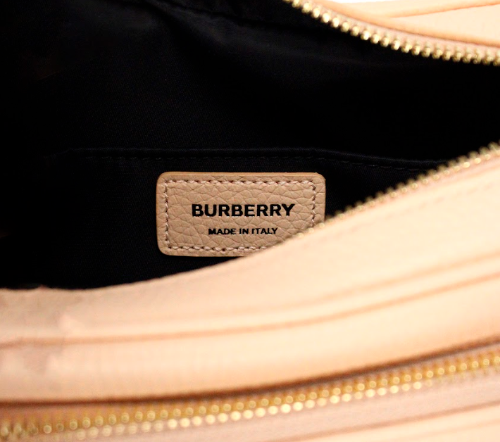 Burberry Kleine Markenkamera-Kreuztasche aus genarbtem Leder in Pfirsichrosa