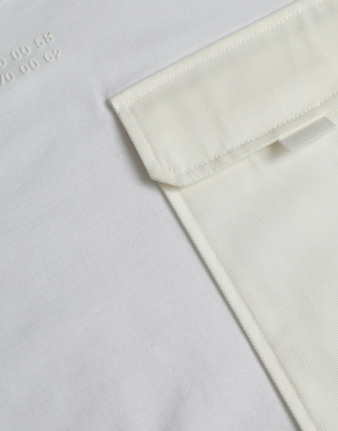 Weißes Baumwolltaschen-T-Shirt mit kurzen Ärmeln