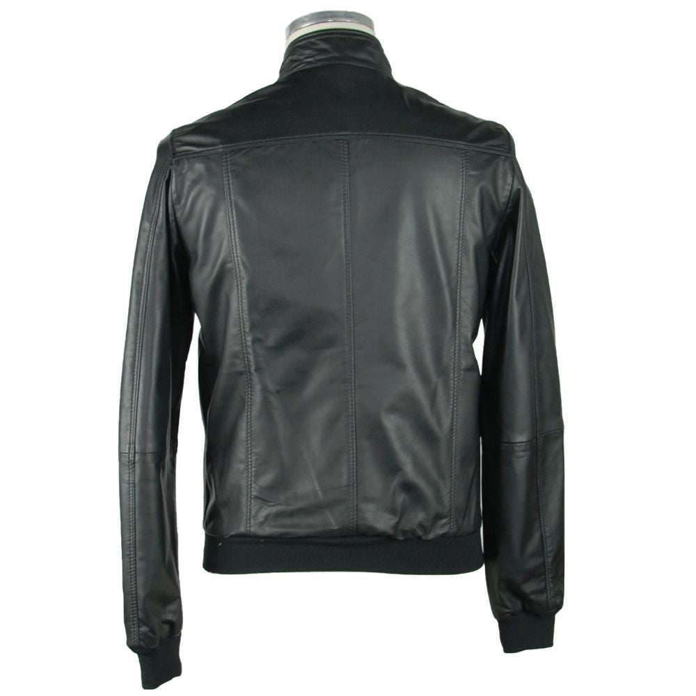 Glatte schwarze Lederjacke
