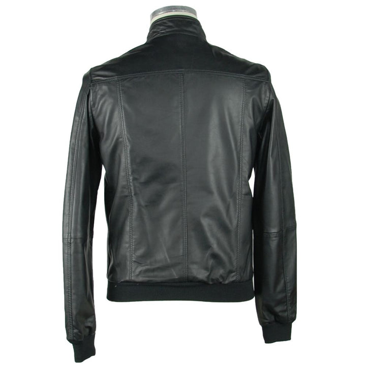 Glatte schwarze Lederjacke
