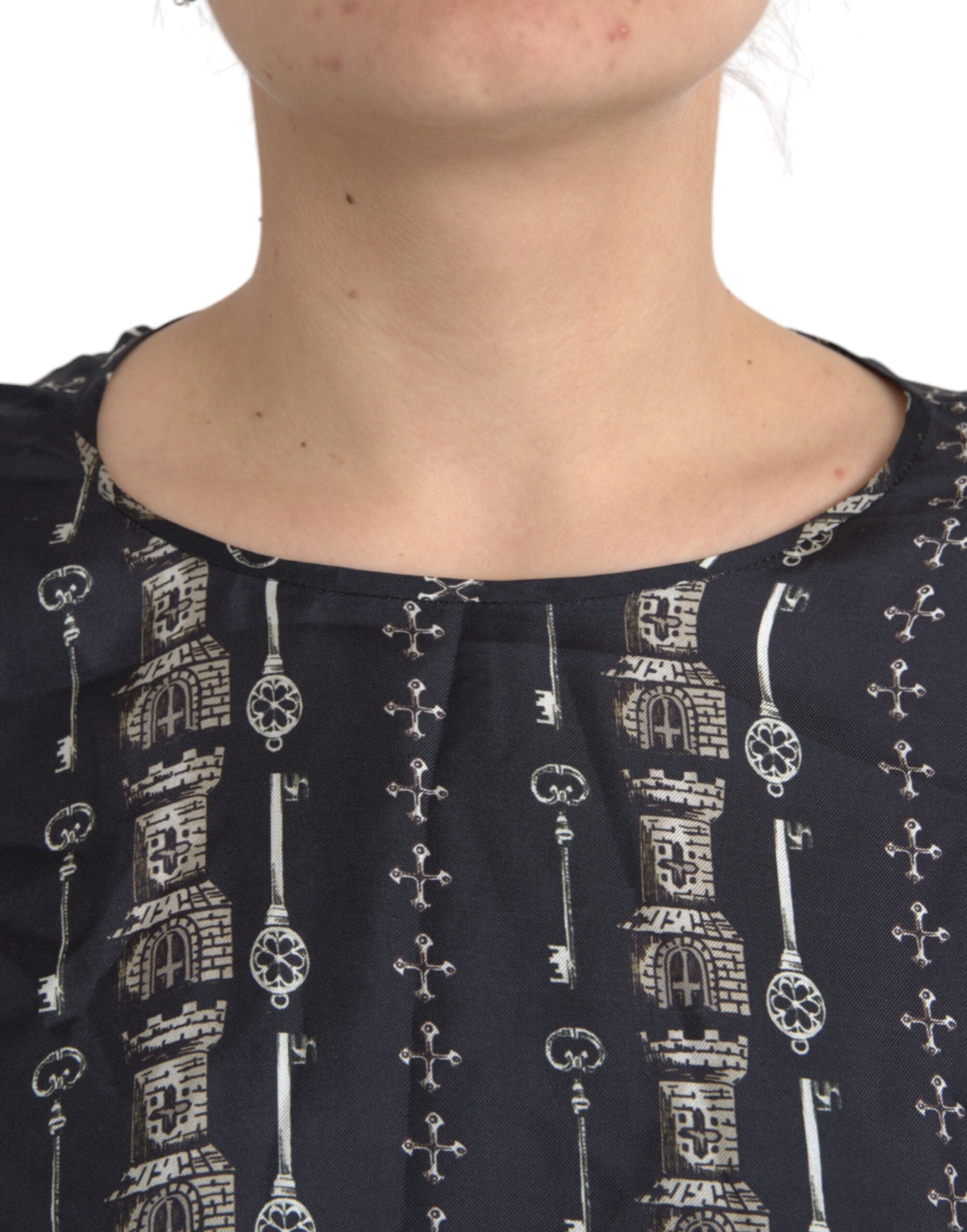 Black silk blouse T-shirt with keychain