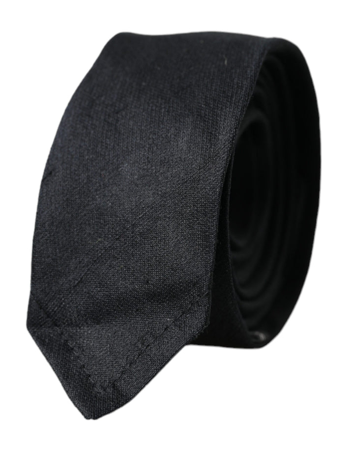 Black solid tie made of 100% silk, adjustable